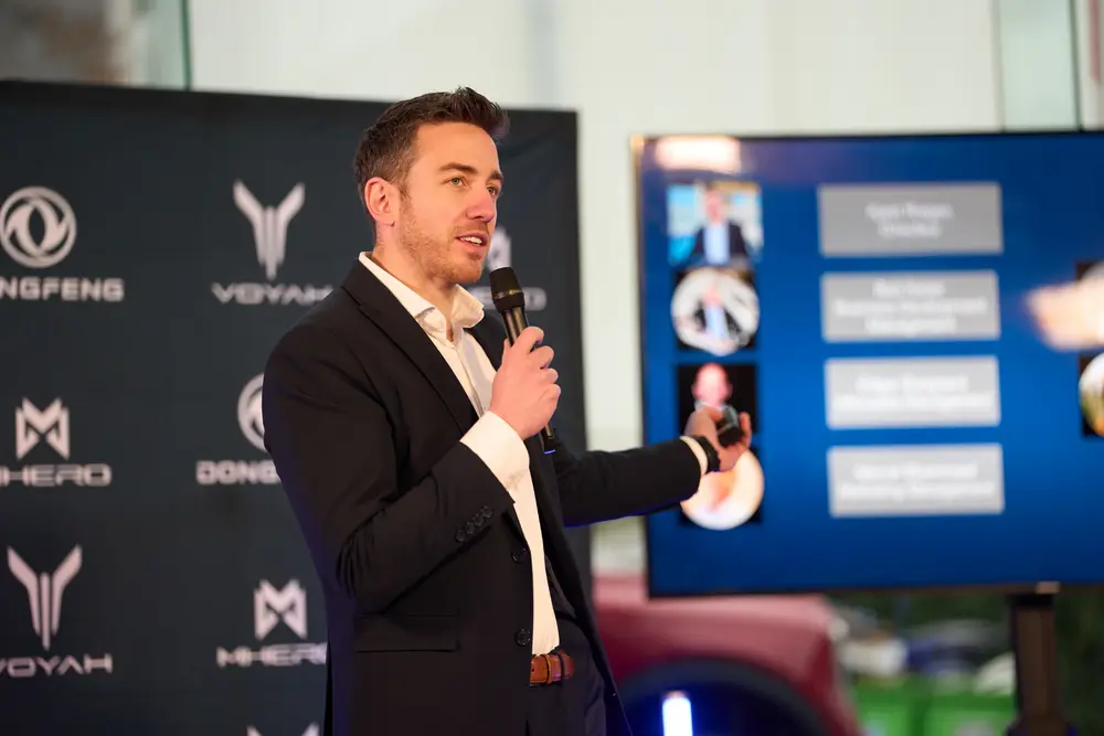 Kjeld Riegen, directeur van VOYAH Benelux, licht de Belgische marktstrategie toe tijdens de perspresentatie in Brussel