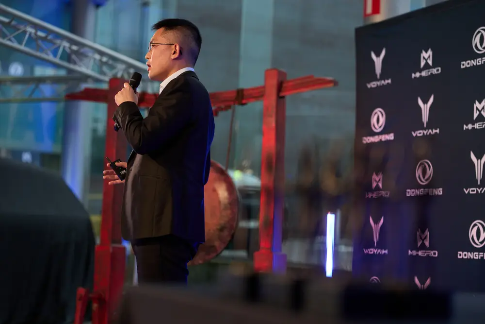 Qian Xiu, CEO van Dongfeng Motor Europe, schetst de Europese langetermijnvisie van Dongfeng Motor Corporation tijdens de persintroductie in Brussel