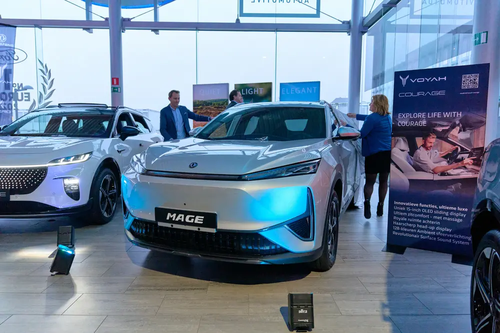 De Dongfeng MAGE, de eerste plug-in hybride van het merk voor Europa, kreeg tijdens de persintroductie in Brussel een exclusieve preview vóór zijn marktintroductie in de zomer van 2026