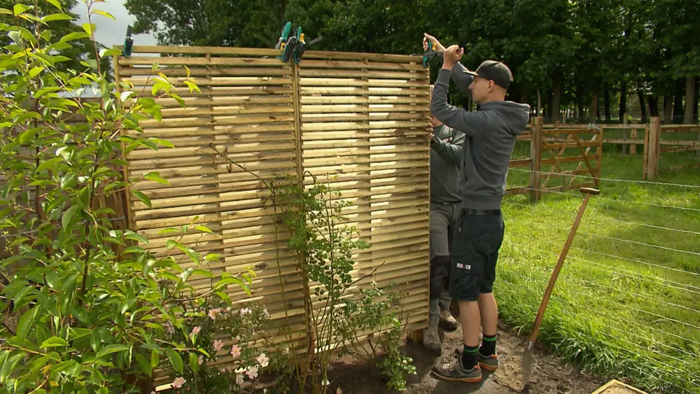 schermen zetten helpende hand