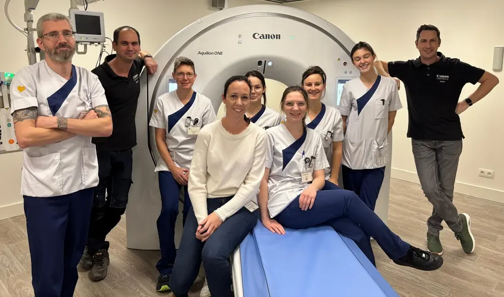 het team bij de nieuwe CT-scanner