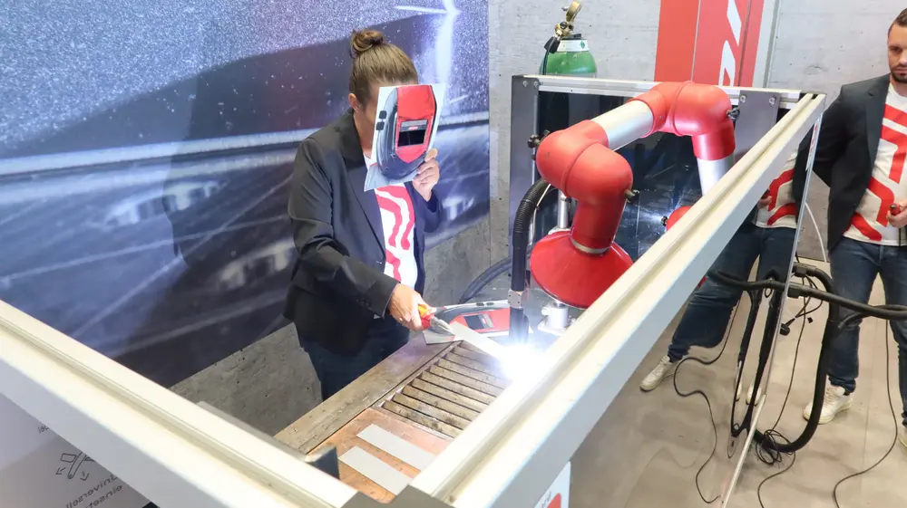 Fronius biedt met het Acerios systeem een oplossing om een actief plasma te genereren voor het vooraf behandelen van een lasnaad van aluminium onderdelen. Deze technologie vervangt de chemische behandeling die tot nu toe dikwijls nodig is.