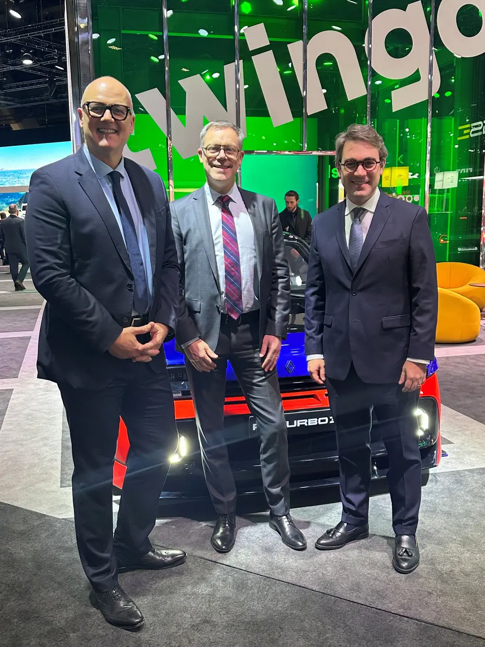 Fotolegenda (v.l.n.r.):      Patrick Bonni, Managing Director EDUCAM Service     David Herman, Aftersales & Quality Director Renault Group     Martin Domise, Managing Director Renault België-Luxembourg