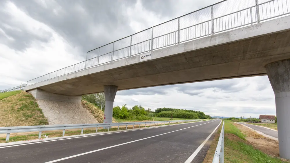 brug over autosnelweg