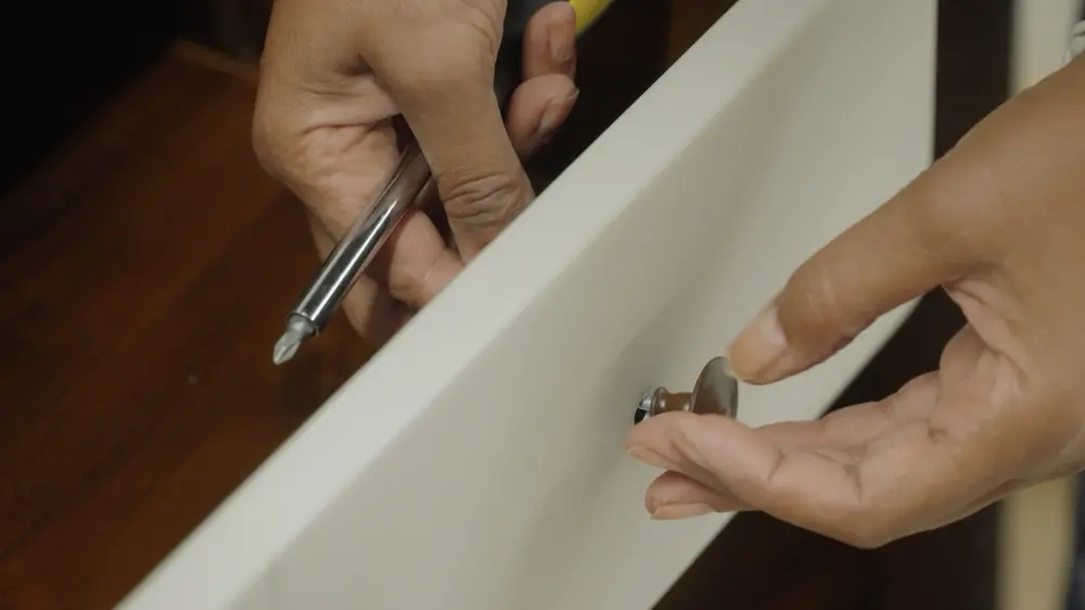 een ladeknop vastschroeven