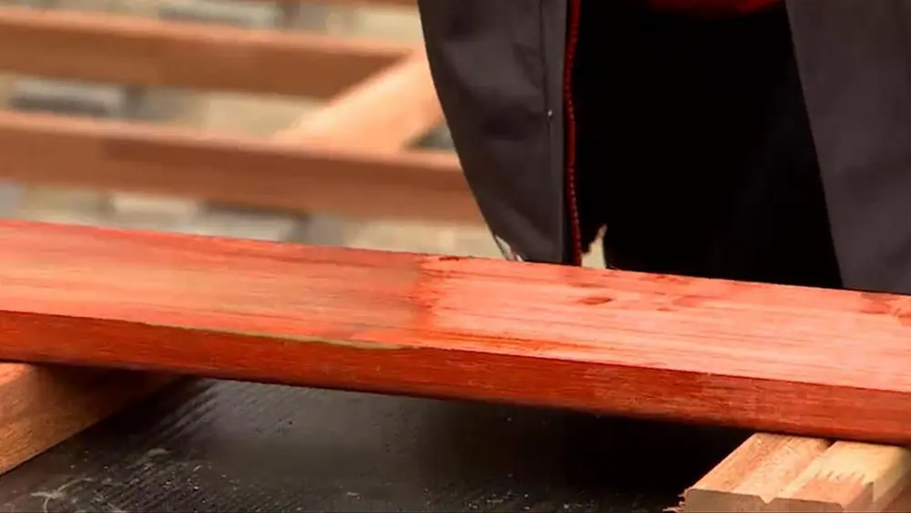 olie aanbrengen op terrasplanken