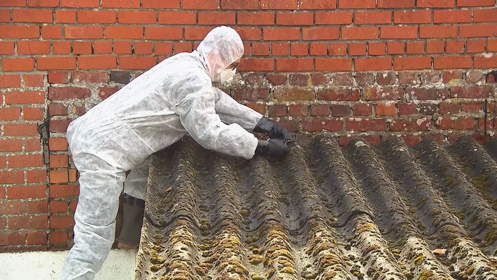 asbest wordt verwijderd