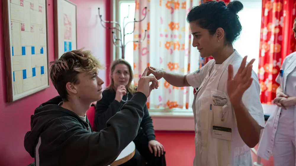 Alex onderzoelt Oliver