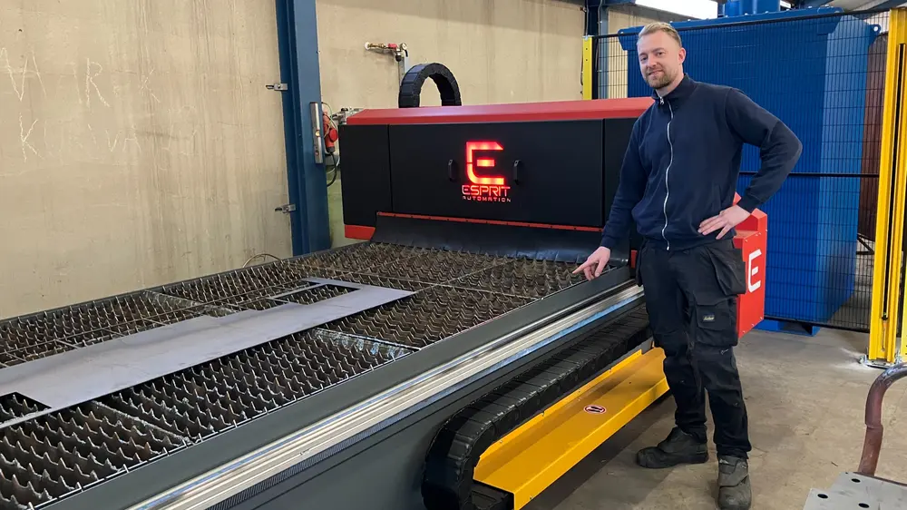 Gezien onze materialen en afmetingen, maar óók het feit dat wij veel snijwerk voorzien van een, diep aangebrachte codering, hebben we op advies van Wouters gekozen voor de Photon Lite lasersnijder van het Britse bedrijf Esprit Automation.”