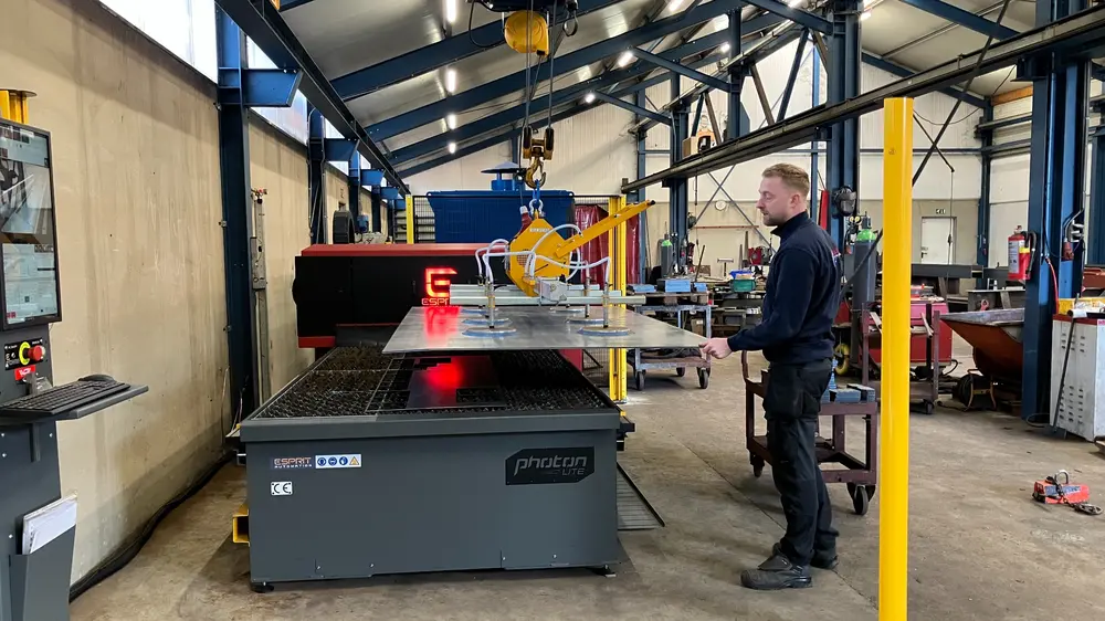 De tafel van 1500 x 3000 mm is optimaal voor het snijden van staalplaat met een dikte van 3 – 20 mm. Tevens is direct geïnvesteerd in een vacuüm hijsinrichting om de platen veilig en snel op de machine te leggen