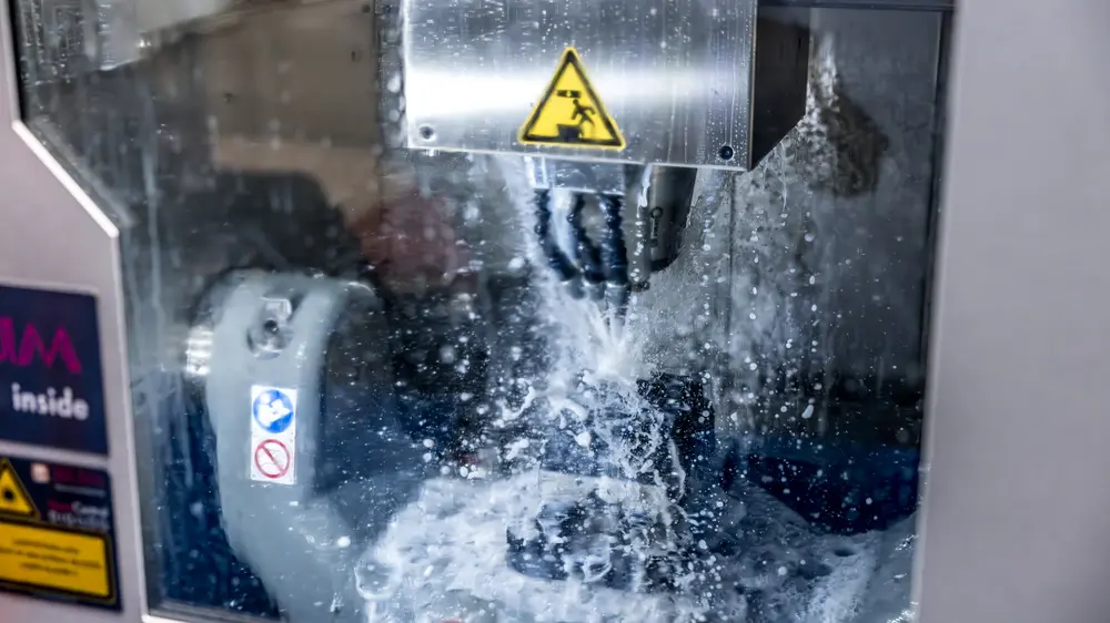 Wat bezoekers vooral mogen verwachten, is herkenning en perspectief. De combinatie van live demo’s en omliggende netwerkzones zet aan tot reflectie over de eigen productieomgeving