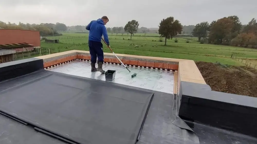 man legt zelf dak aan Easyroof