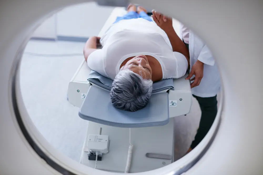 vrouw in ct scanner