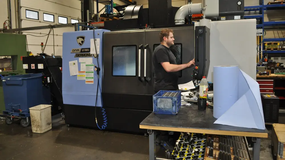 “De DNM 750L is een hoogproductief verticaal bewerkingscentrum met een grote X‑as verplaatsing (tot 2160 mm), hoge stijfheid en stabiliteit, een oliekoelersysteem om thermische vervorming te beperken en nauwkeurigheid te behouden en direct‑drive, ingebouwde of riemaangedreven spindels (afhankelijk van configuratie)