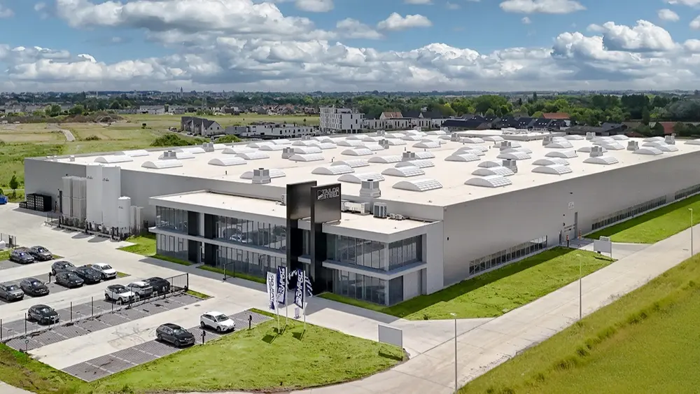 Met het zelfontwikkelde softwareplatform Sophia® combineert het bedrijf lasersnijden en plooien met realtime prijszetting