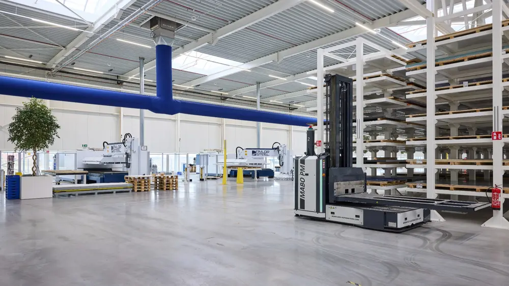 AGV’s verzorgen de geautomatiseerde aan- en afvoer van machines op de productievloer.