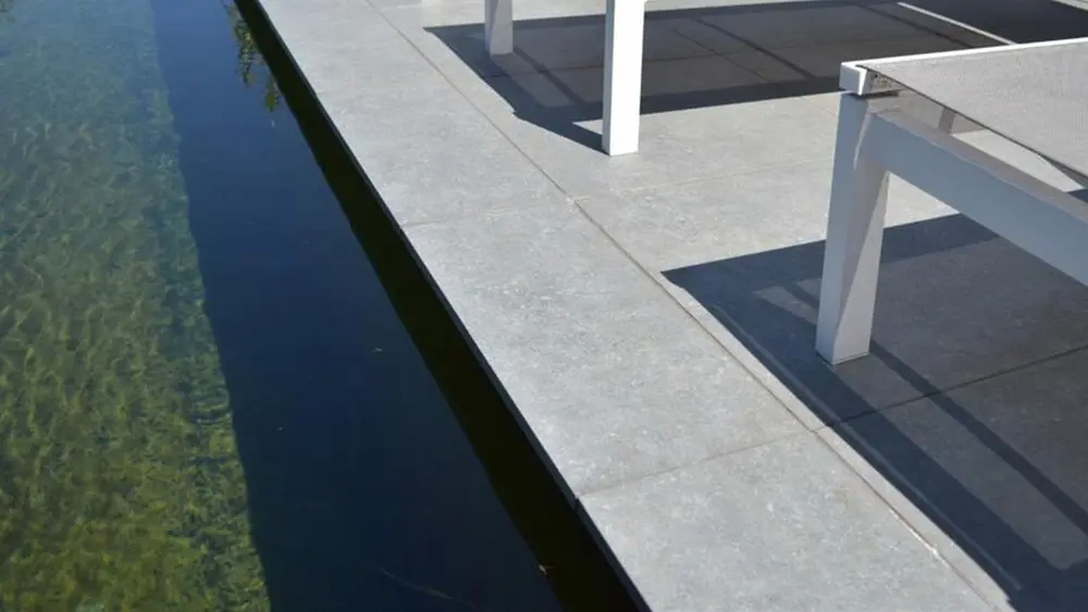 keramisch nabij vijver