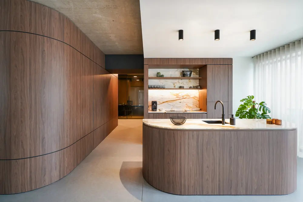 Afgeronde wanden met geïntegreerde pivotdeuren