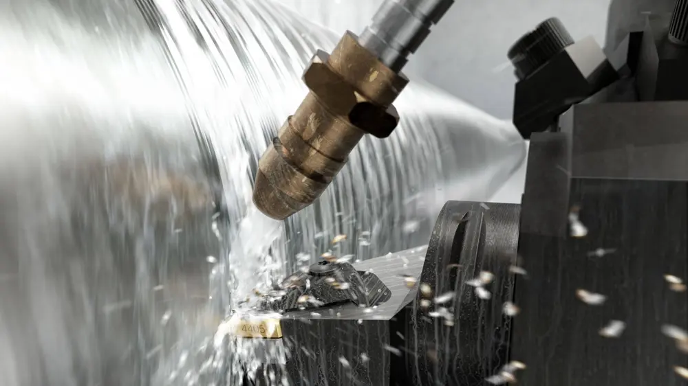 Sandvik Coromant belooft met de nieuwe generatie staaldraaisoorten GC4425 en GC4415 tot 25 procent langere standtijd vergeleken met de vorige generatie gereedschappen. De GC4405 is voorzien van de nieuwe Inveio aluminiumoxide coating, waar de kristallen zijn uitgelijnd in een nog verticalere oriëntatie in de richting van het bovenoppervlak om de slijtvastheid te verbeteren.