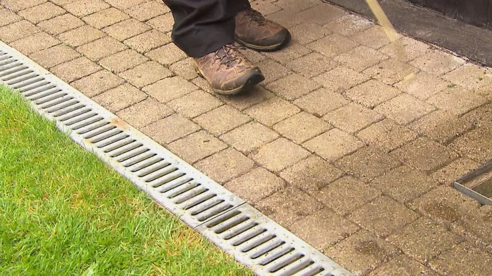 afvoergoot langs tuinpad