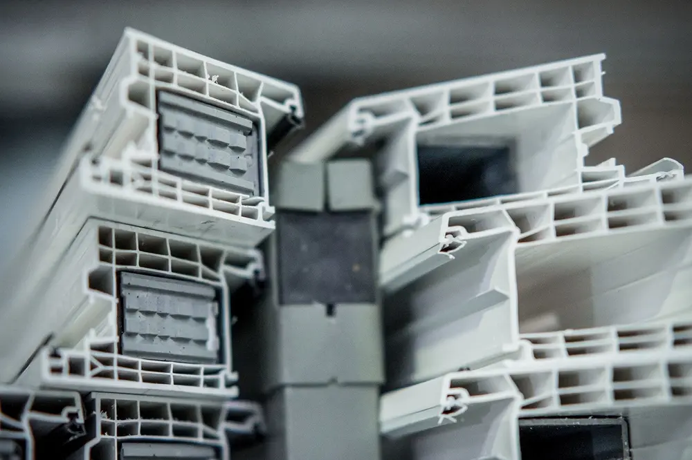 Détail des coins « à souder » intégrés aux profils de portes