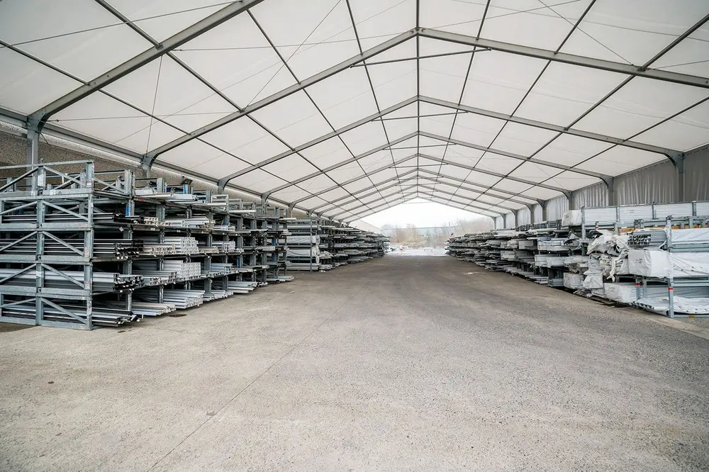 Stockage extérieur des profilés, sécurisé et protégé des conditions climatiques