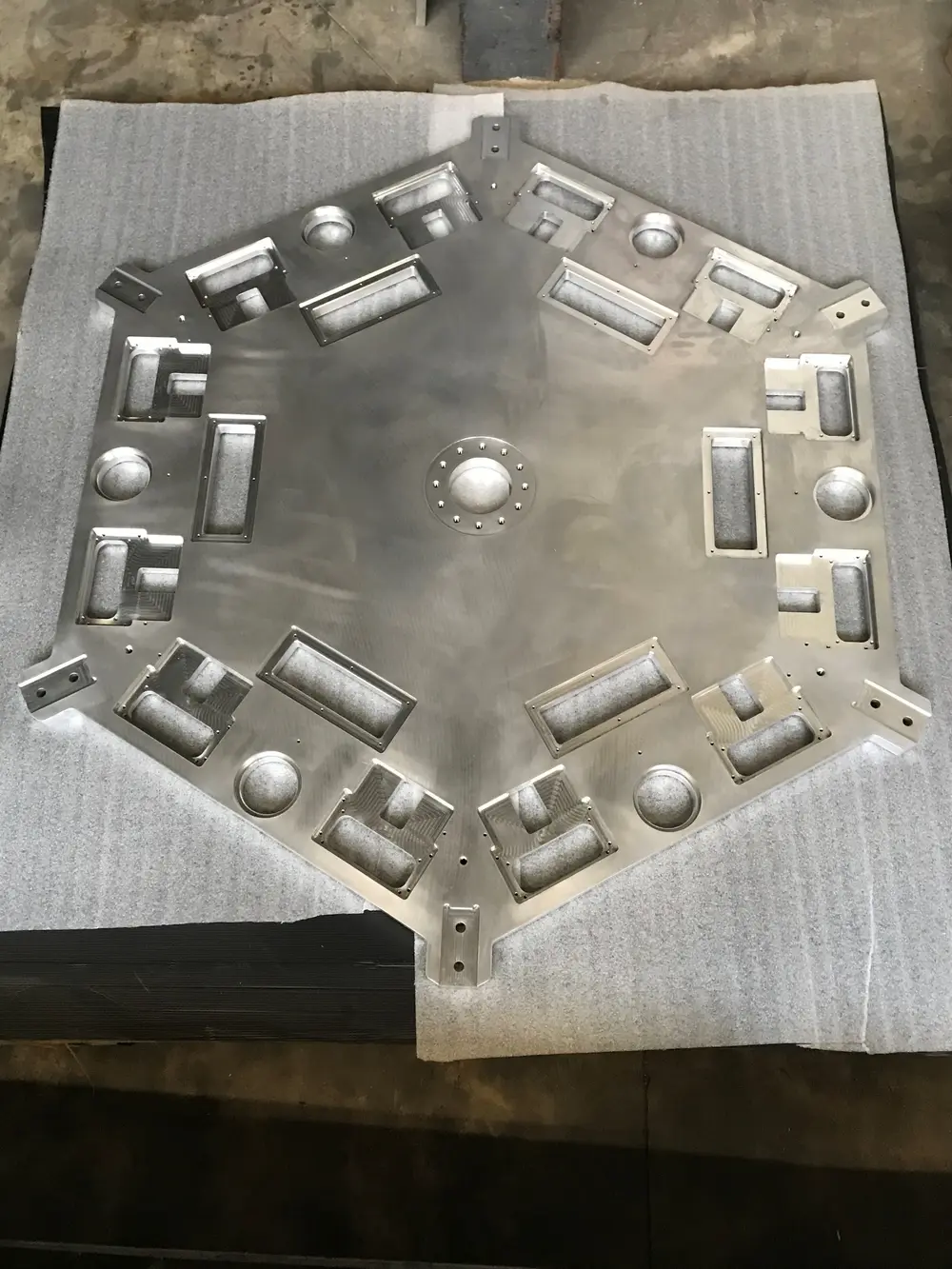 Naast het waterstraalsnijden kan L&D Jet Techniek ook freeswerk aanbieden, en dit in diverse materiaalsoorten