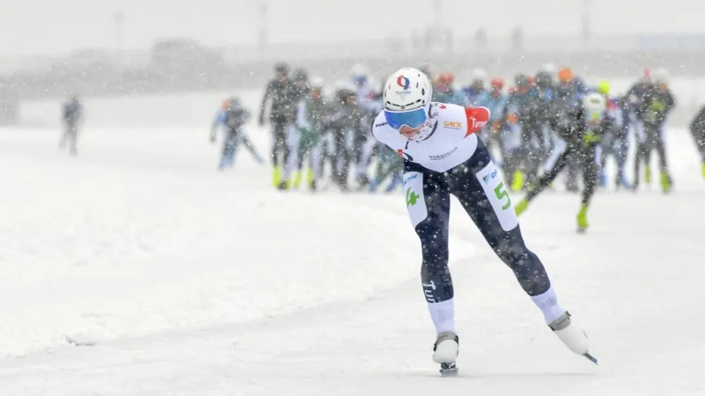 dr. Eline Cox actief als marathonschaatser
