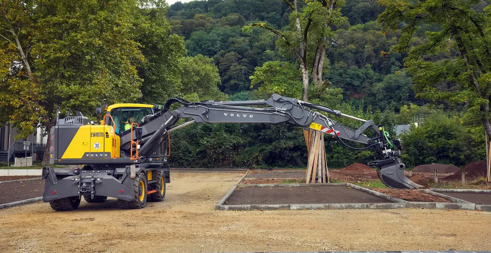 Volvo EWR170 graafmachine op banden