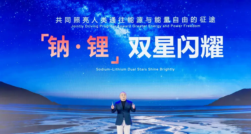 Presentatie van CATL’s duaal batterijconcept, waarin natrium-ion en lithium-ion als complementaire technologieën worden gepositioneerd binnen het toekomstige energielandschap