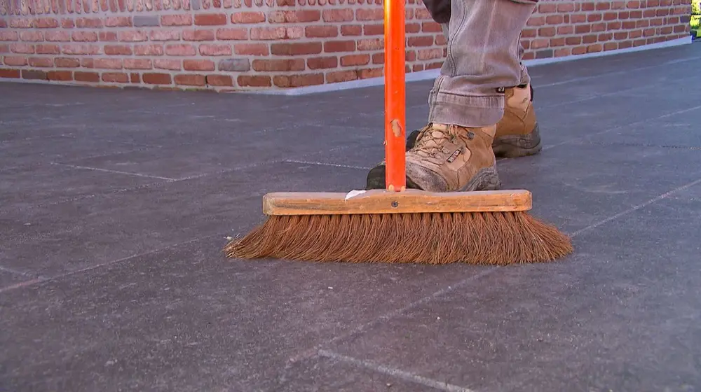 bezem om een terras