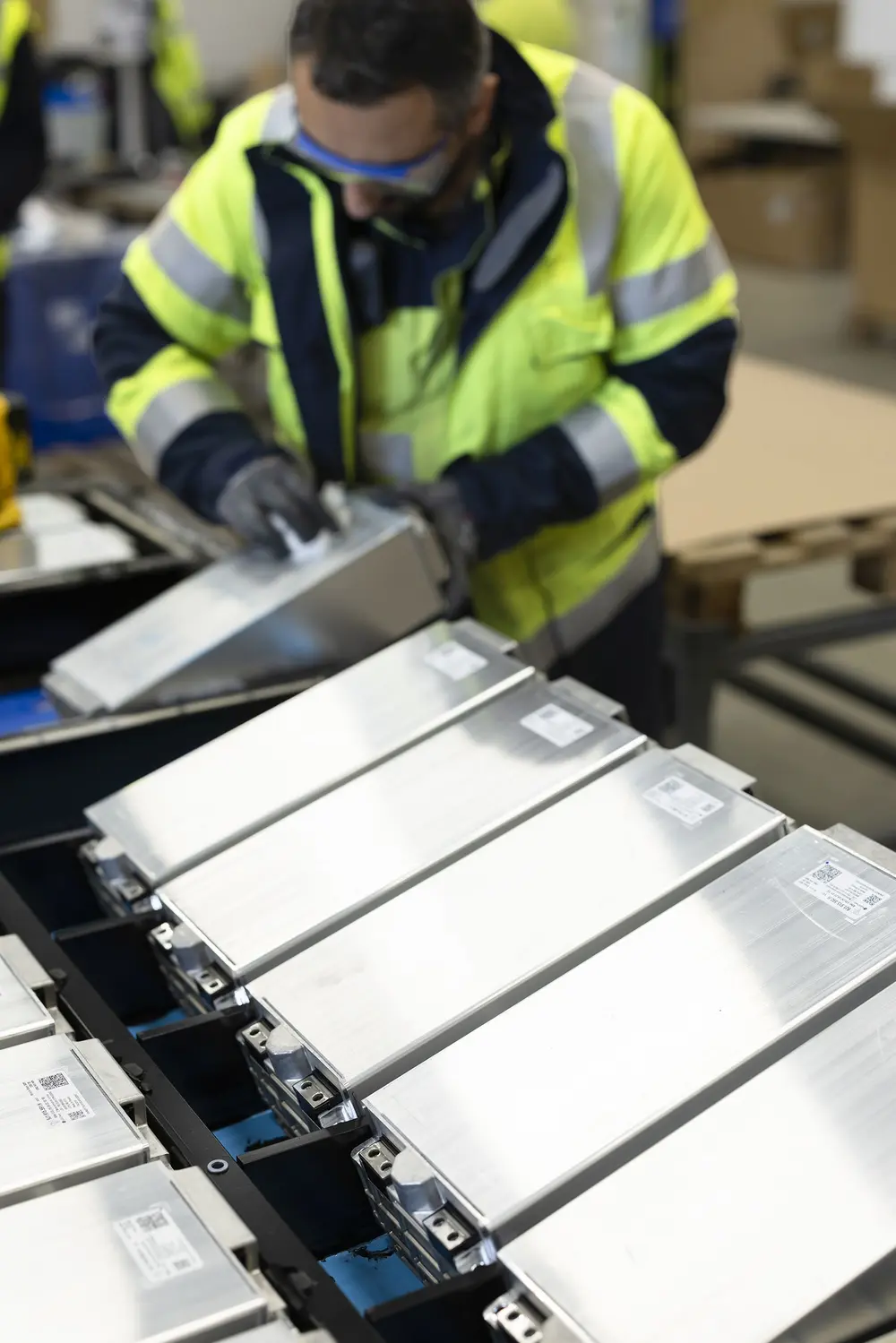Technicus analyseert individuele batterijmodules tijdens het ontmantelingsproces bij Sortbat
