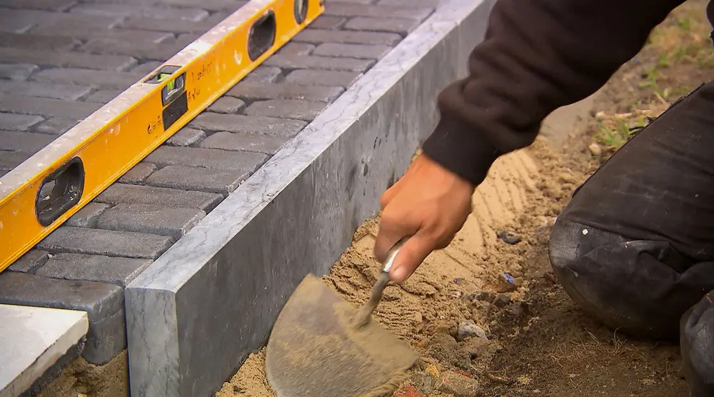 Roger legt boordsteen aan