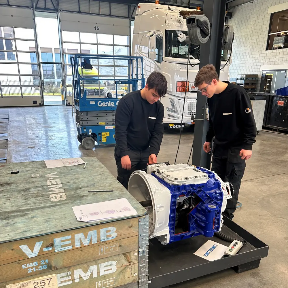 leerlingen werken aan versnellingsbak