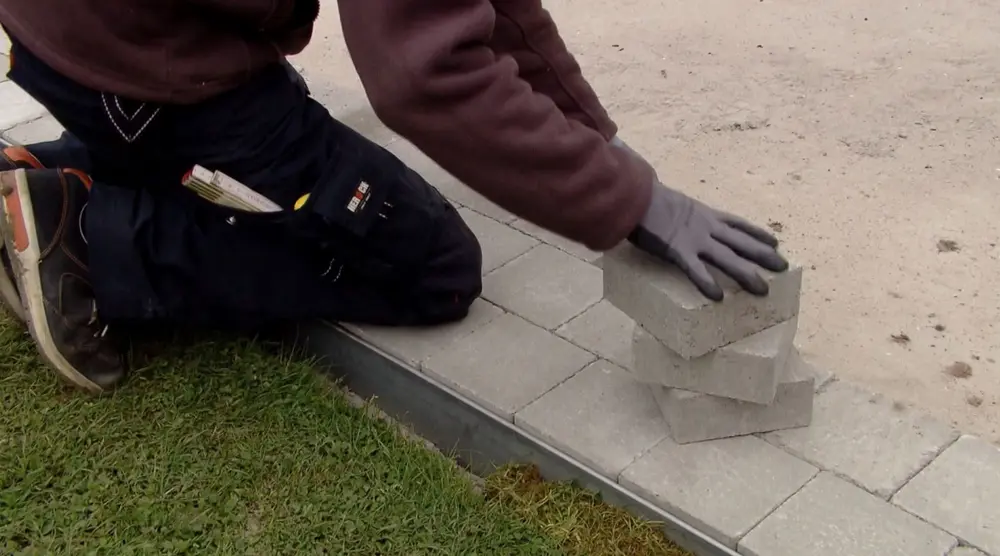 betonklinkers en tegels op straatlaag