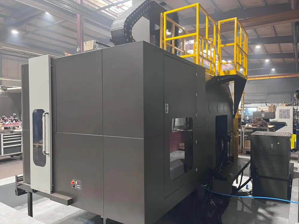 La base de la machine est réalisée en fonte et constituée d’un ensemble (banc, colonne, selle et traverse) monobloc