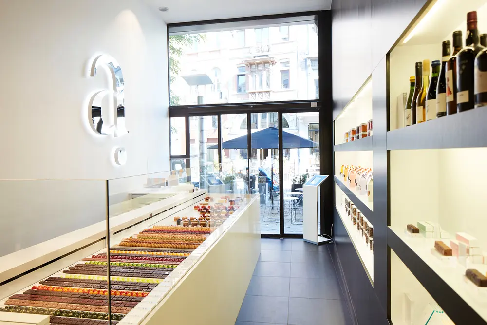 De winkelruimte van Patisserie Arijs volgt de lijn van de creaties: smaakvol en puur