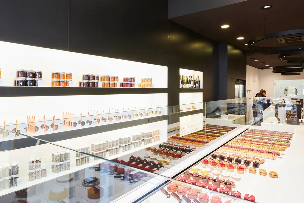 Plaats in de patisseriezaak voor ordelijke schappen met confiserie, koekjes, confituur...