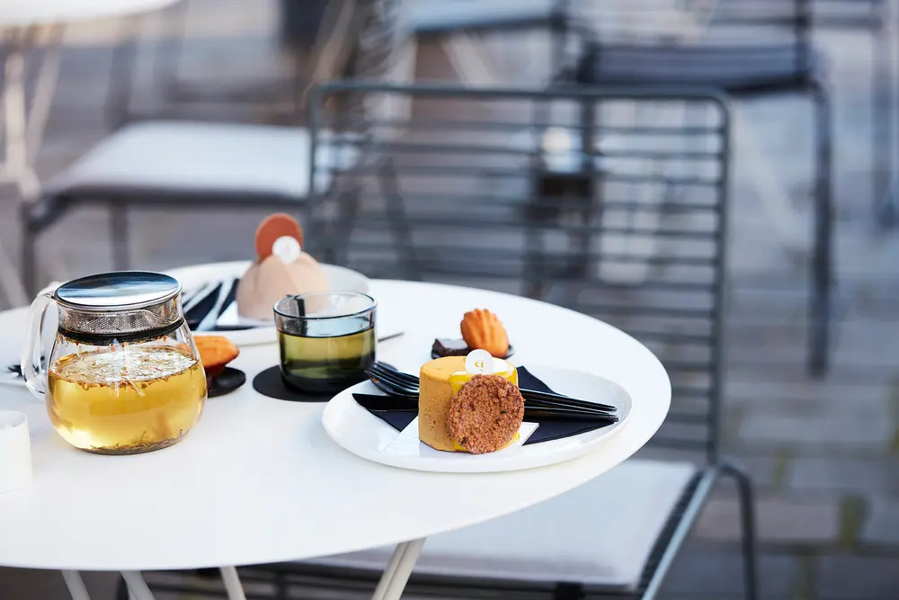 Ook in de patisseriezaak is er plek om te degusteren, aan de bar of op terras (foto Heikki)