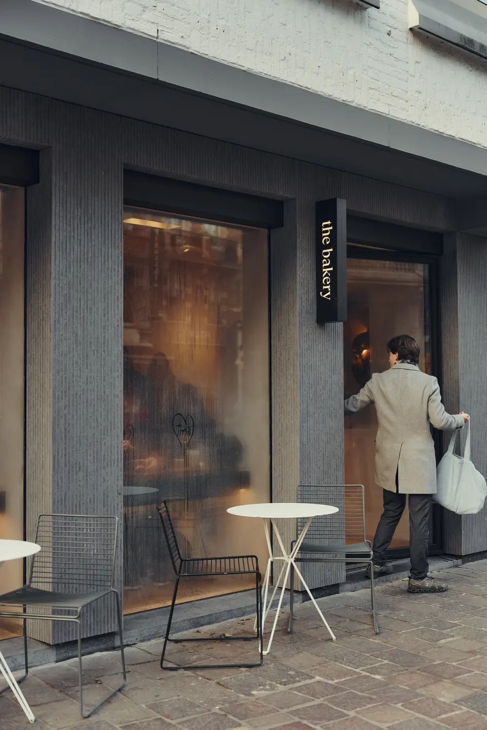 Ook in de patisseriezaak is er plek om te degusteren, aan de bar of op terras (foto Heikki)