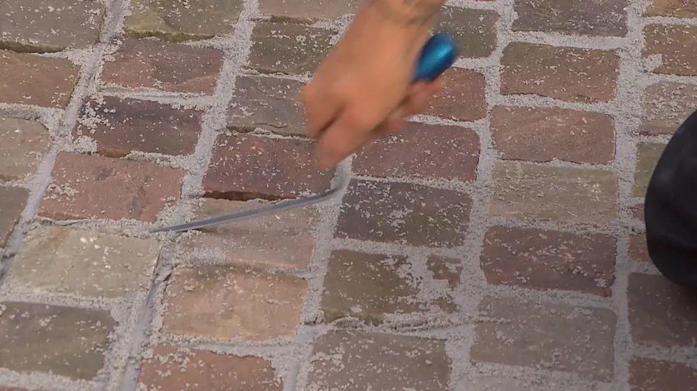 droge voegmortel aanduwen