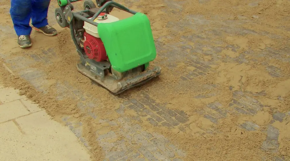 voegzand wordt aangetrild