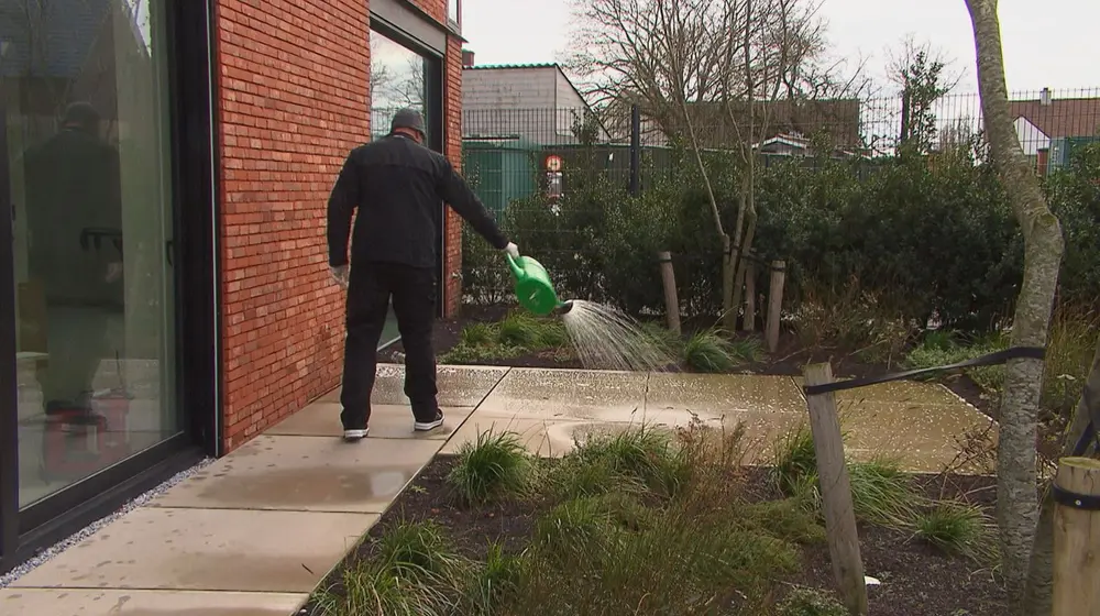 stenen terras onderhouden