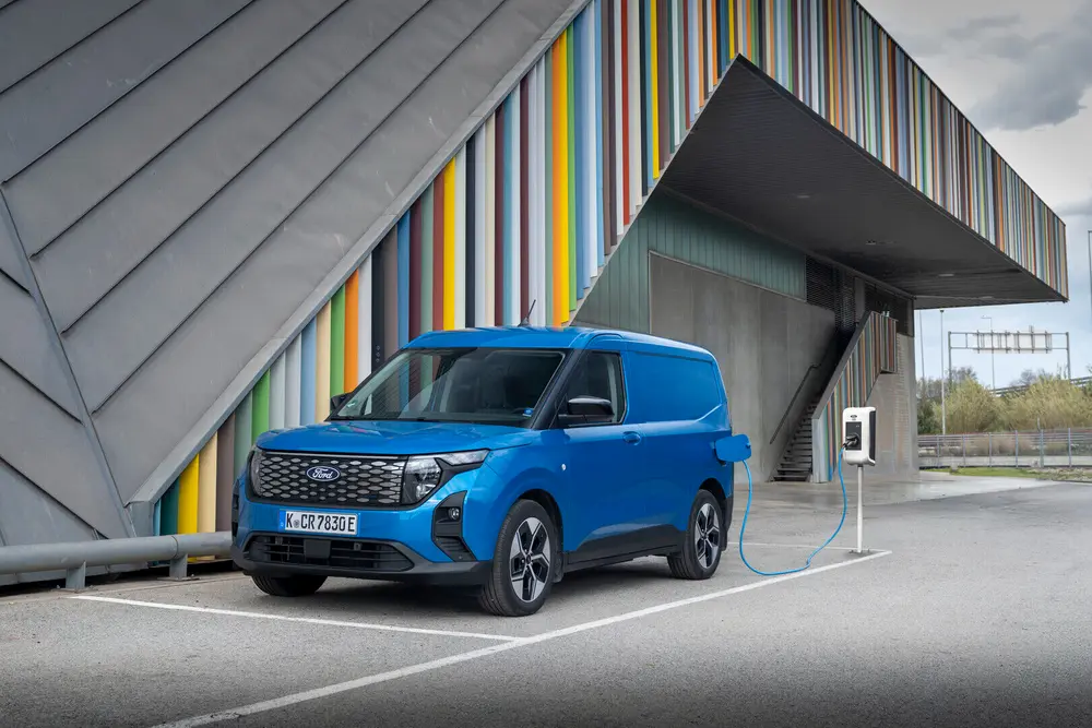 De E-Transit Courier ondersteunt AC- en DC-laden en kan in minder dan 30 minuten van 10-80% worden opgeladen aan een 100 kW-snellader