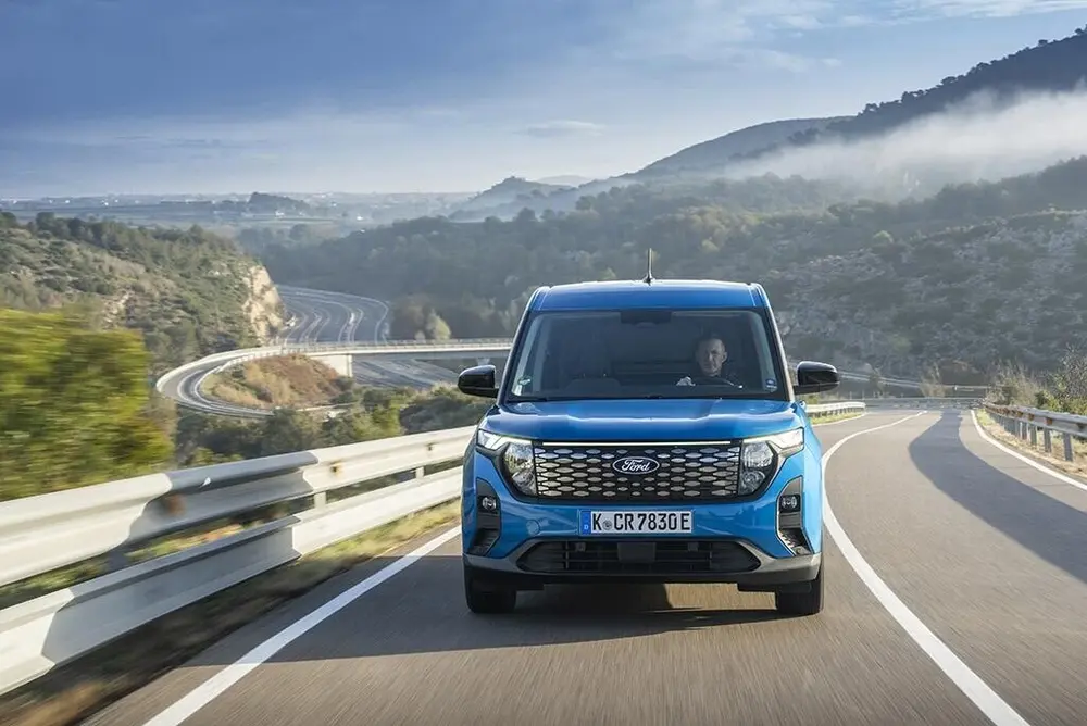 Met een WLTP-rijbereik tot 334 km positioneert de E-Transit Courier zich als compacte full-electric bestelwagen voor stedelijke en regionale inzet