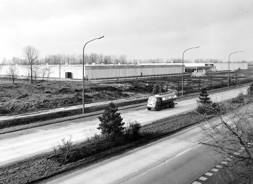 Bouw van de DAF-fabriek in Oevel langs de A13, midden jaren zestig. De site werd operationeel in 1966