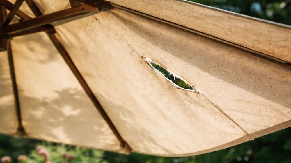 parasoldoek met scheur in