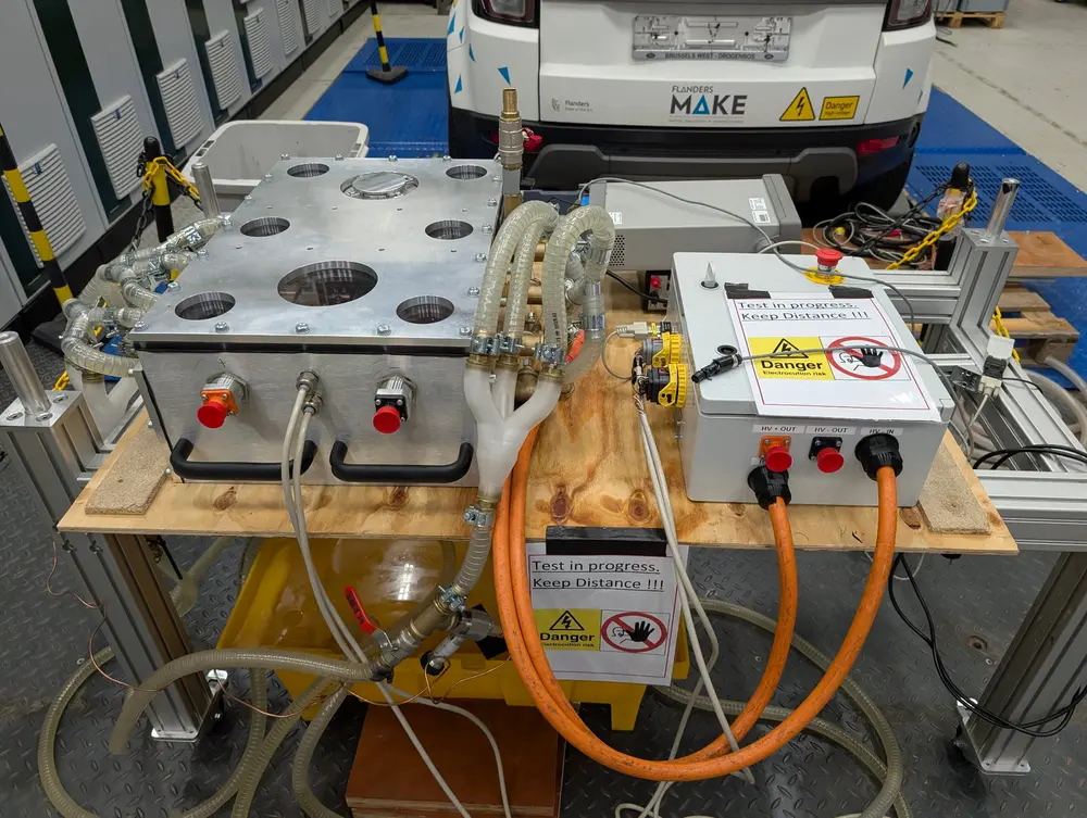 Immersion-gekoelde batterijmodule in testopstelling bij Flanders Make, met diëlektrisch vloeistofcircuit en meetinfrastructuur voor thermische karakterisering