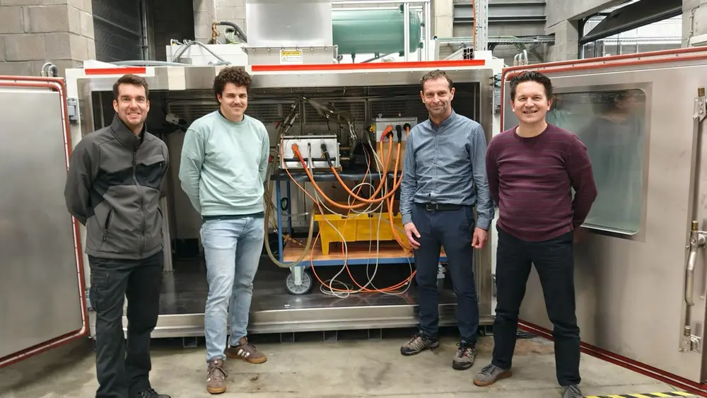 Onderzoeksopstelling bij Flanders Make voor immersion cooling, waarin batterij- en aandrijfcomponenten onder realistische omstandigheden thermisch worden getest met diëlektrische vloeistoffen
