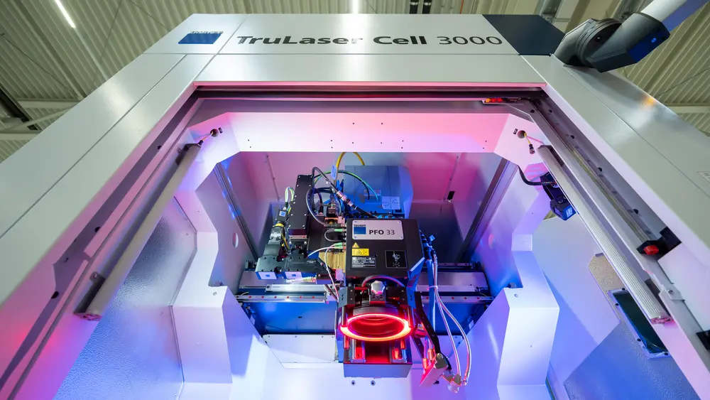 Een van de succesvolle toepassingen van laserlassen is in de productie van batterijen voor EV’s te vinden. Trumpf heeft hiervoor het hairpin lasproces ontwikkeld . Met de nieuwe visionsystemen worden foutieve delen in het proces automatisch gedetecteerd.